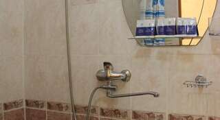 Гостиница Guest house on Ulianovskaya Геленджик Трехместный номер "Комфорт" с душем-12